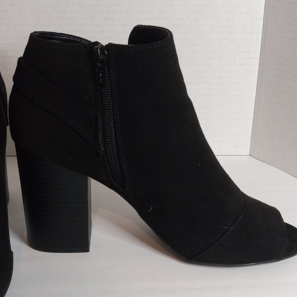 Apt.9 "Defined Comfort", Opened Toe Black Suede Ankle Boot. - Picture 3 of 9